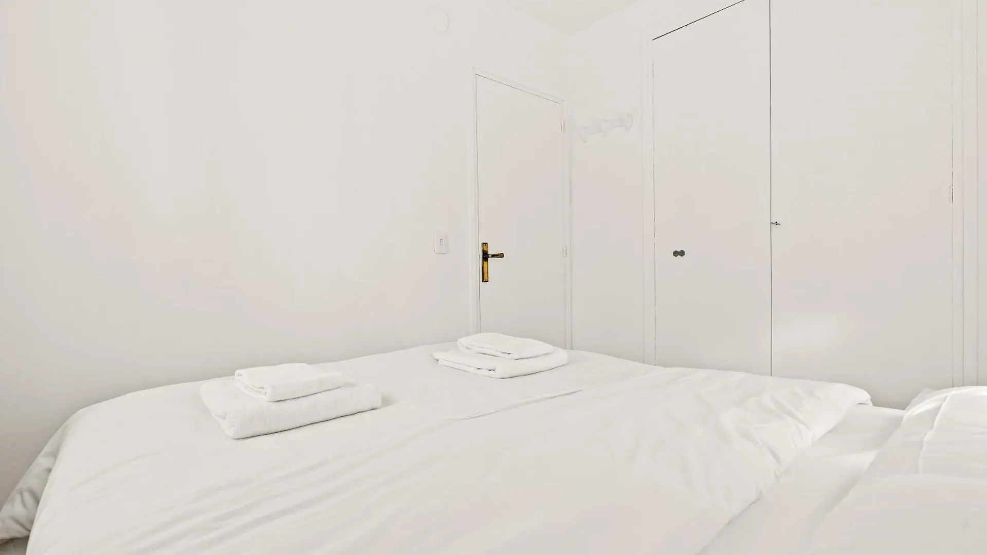 דירה אמפוריבראבה Apartamento Con Terraza Frente Al Canal