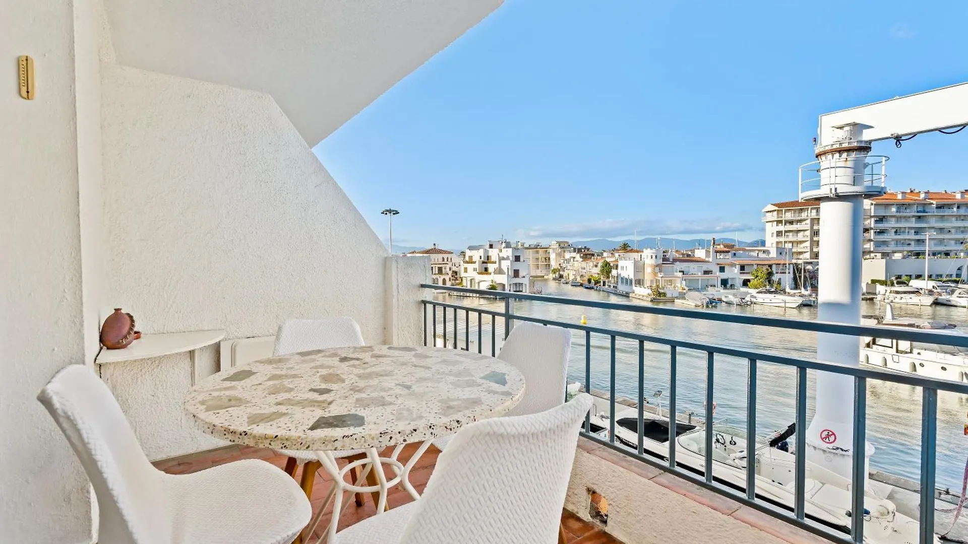 אמפוריבראבה Apartamento Con Terraza Frente Al Canal