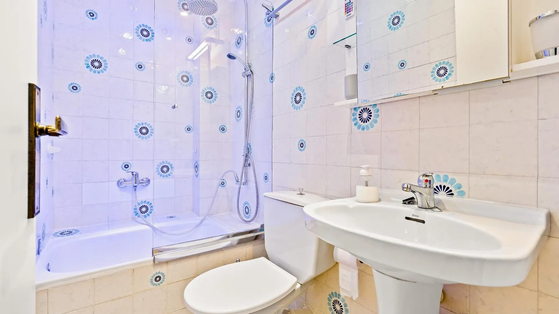 דירה אמפוריבראבה Apartamento Con Terraza Frente Al Canal ספרד